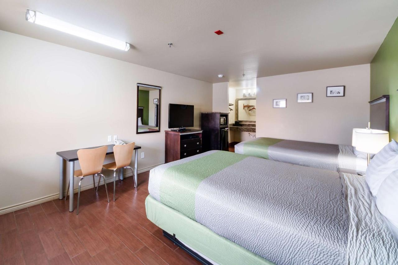 Motel 6 Floresville Bagian luar foto