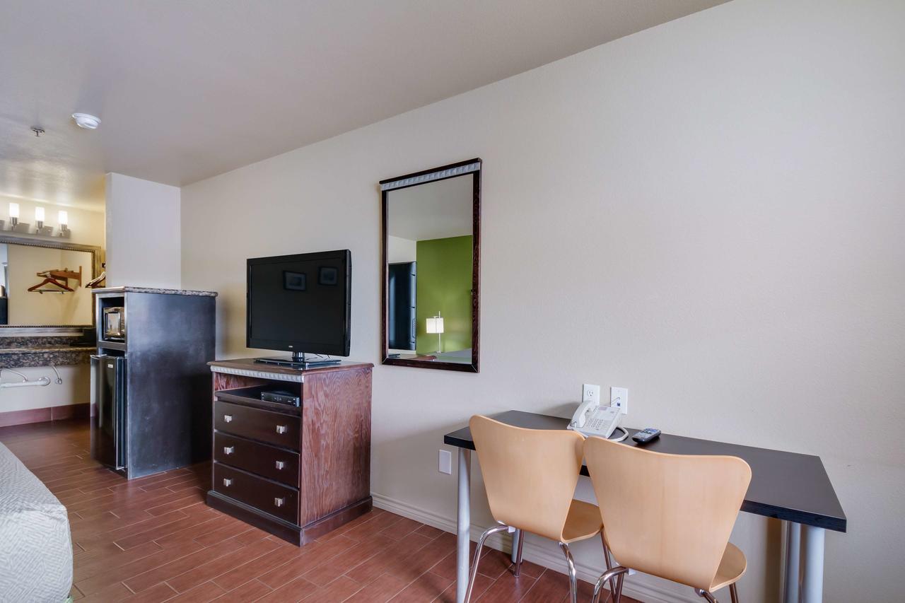 Motel 6 Floresville Bagian luar foto