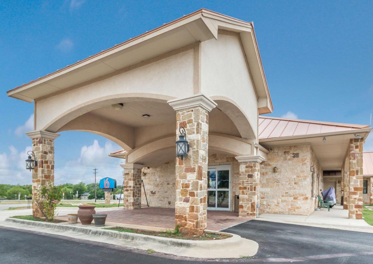 Motel 6 Floresville Bagian luar foto