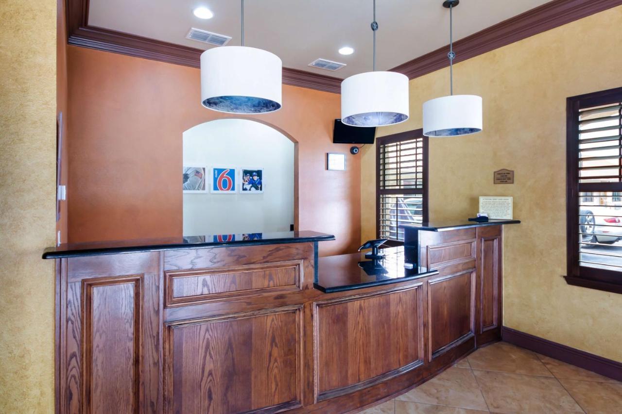 Motel 6 Floresville Bagian luar foto