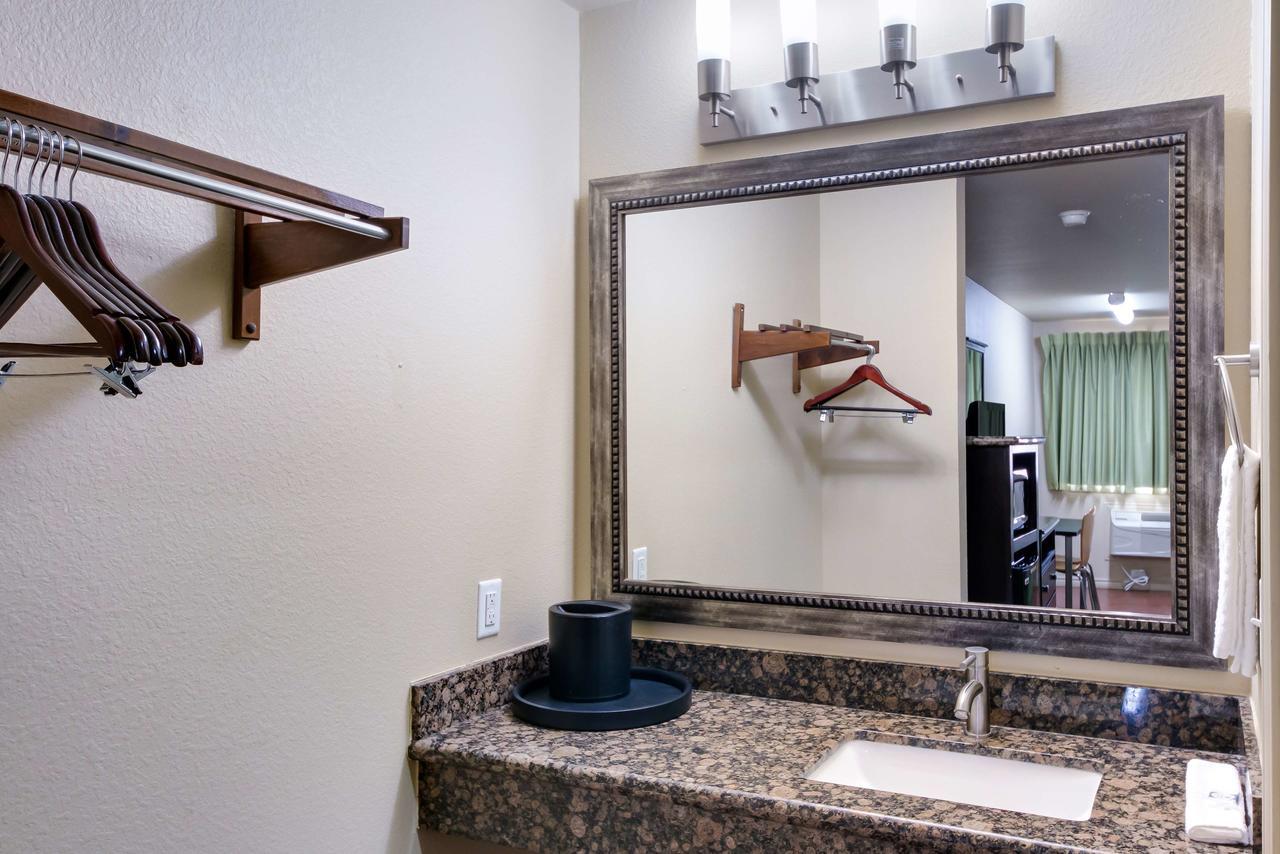 Motel 6 Floresville Bagian luar foto