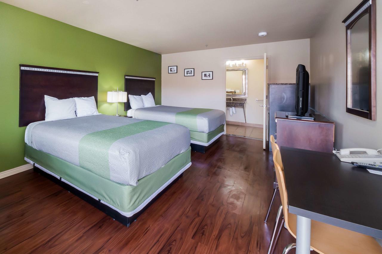 Motel 6 Floresville Bagian luar foto