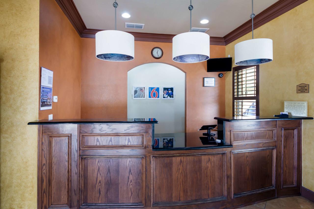 Motel 6 Floresville Bagian luar foto