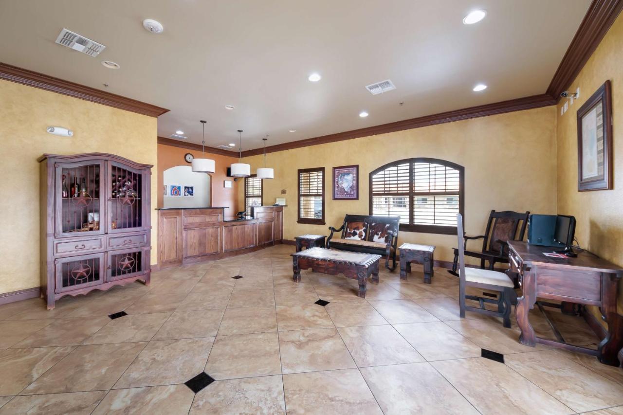 Motel 6 Floresville Bagian luar foto