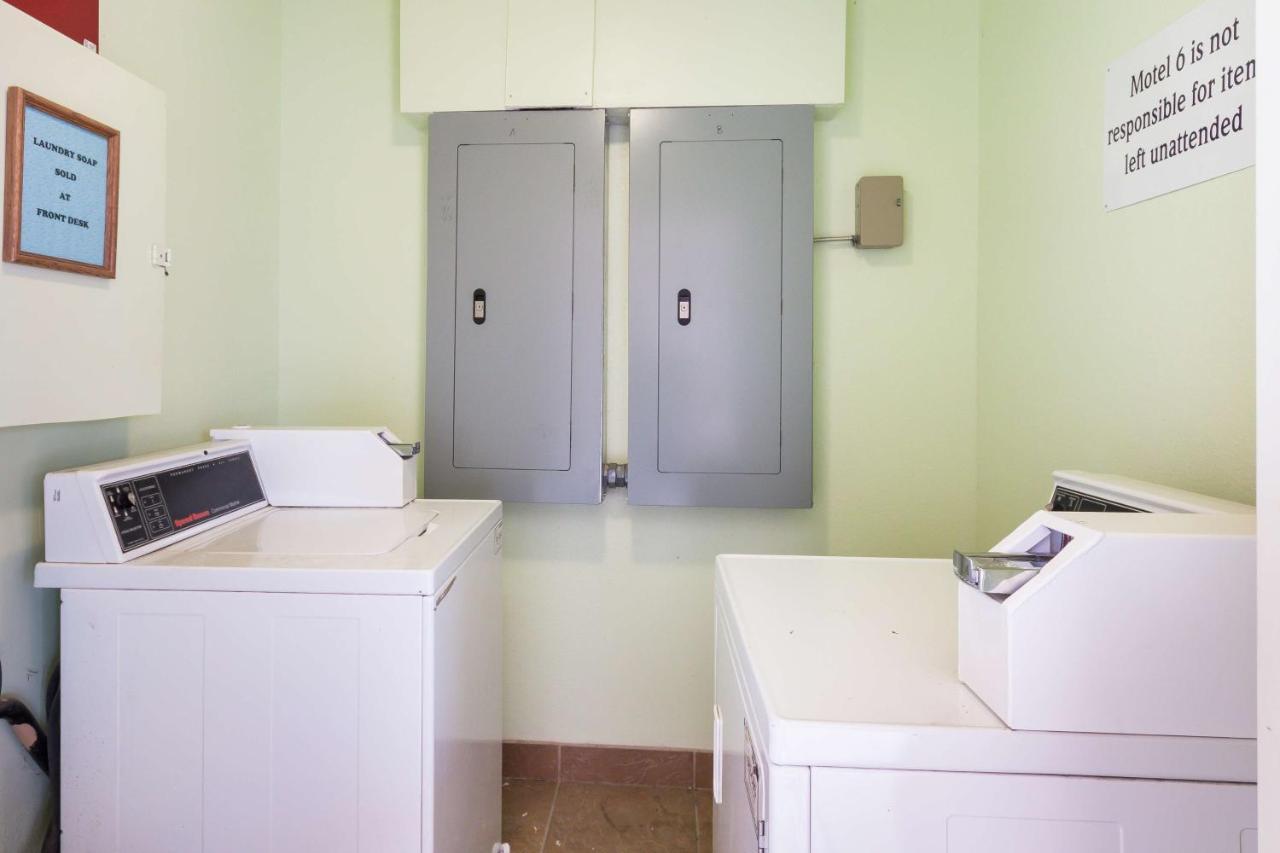 Motel 6 Floresville Bagian luar foto