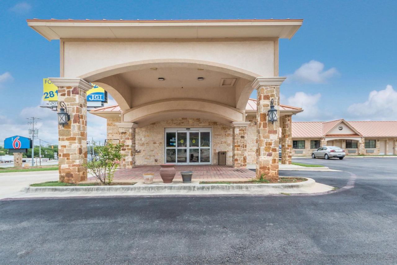 Motel 6 Floresville Bagian luar foto