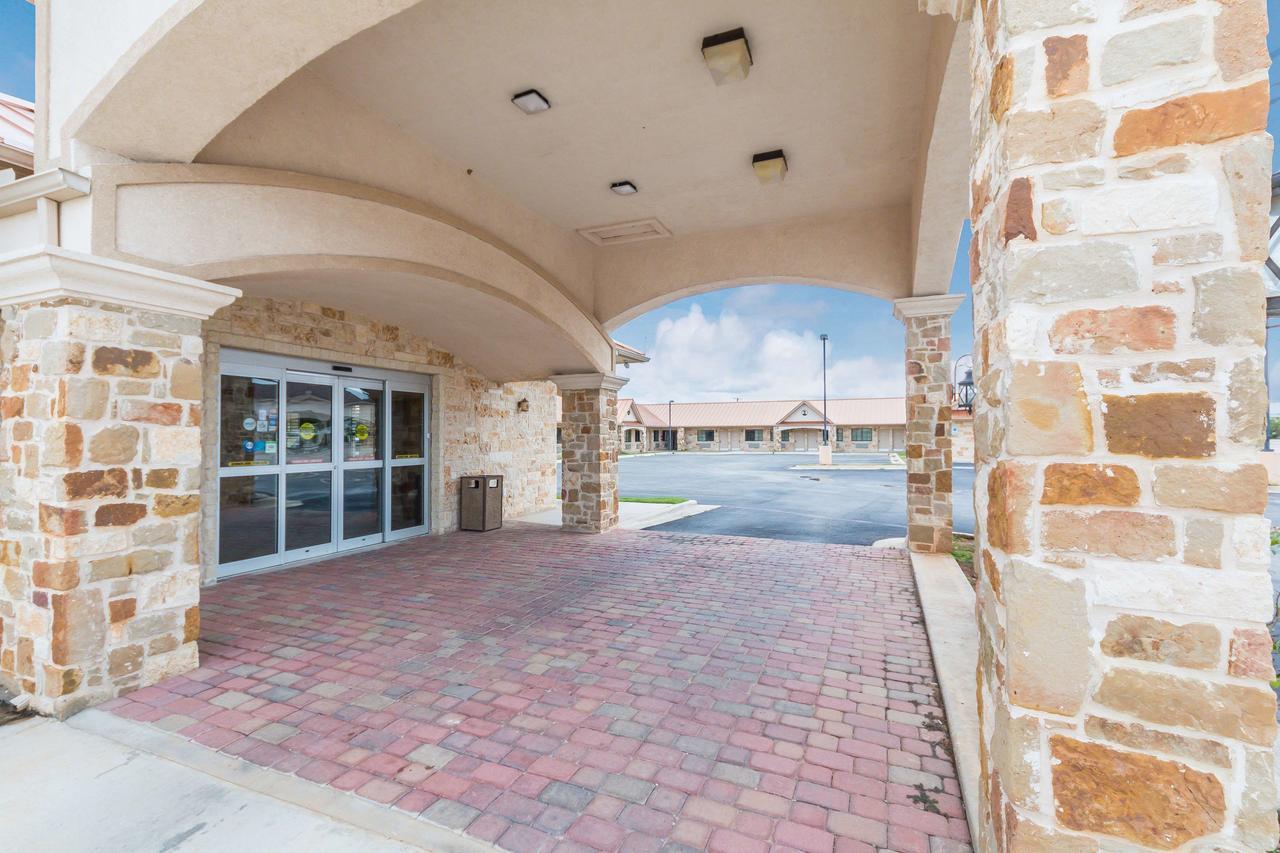 Motel 6 Floresville Bagian luar foto