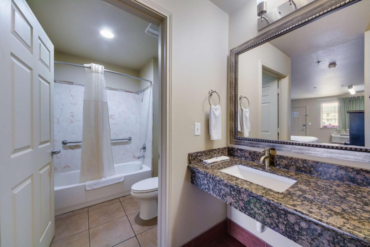Motel 6 Floresville Bagian luar foto