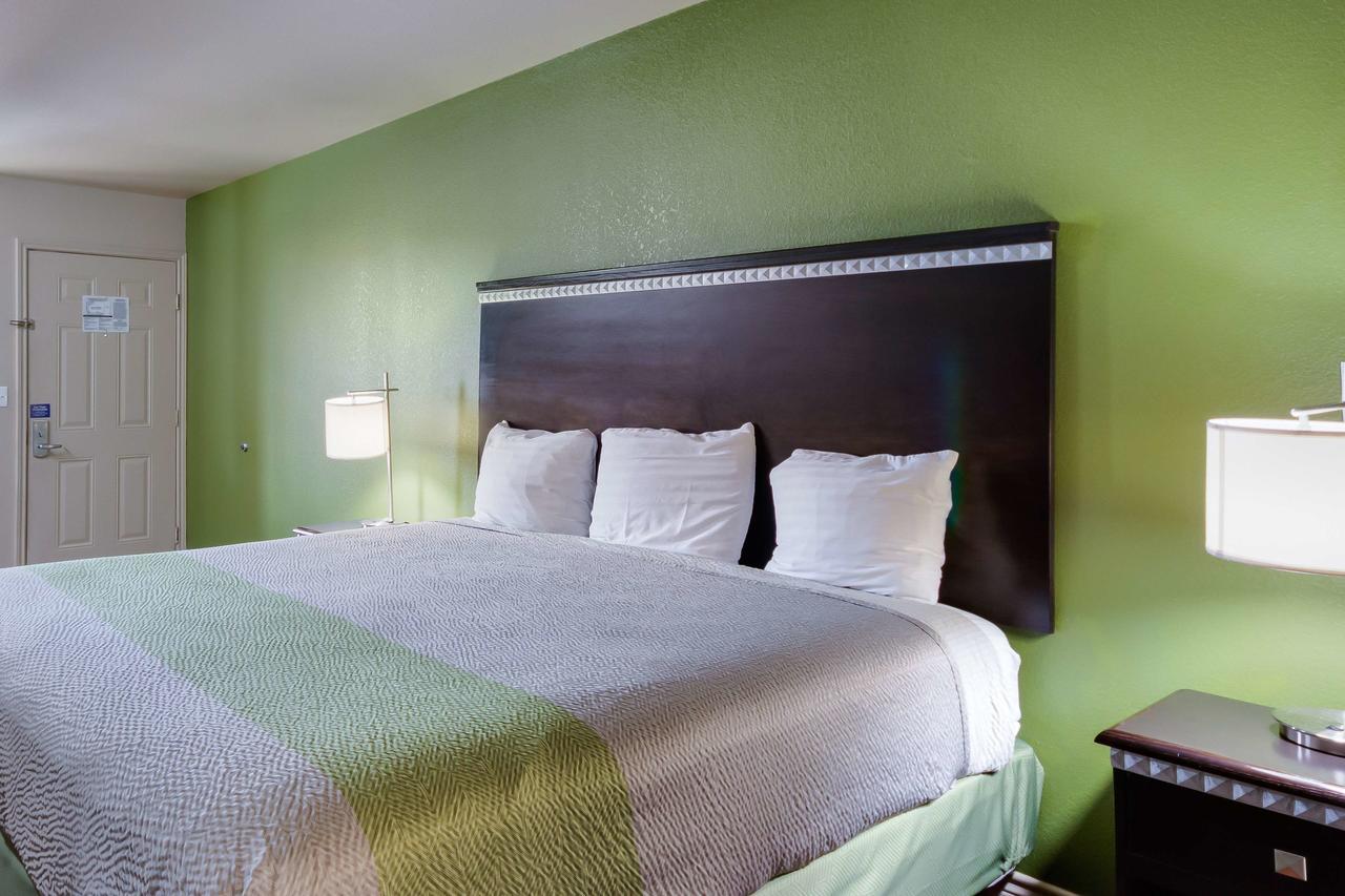 Motel 6 Floresville Bagian luar foto